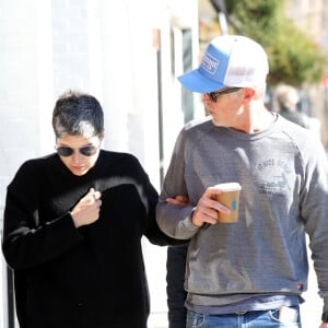 Exclusif - Selma Blair et son ami Ron Carlson sont allés acheter des glaces après avoir déjeuné ensemble à Los Angeles, le 10 février 2020