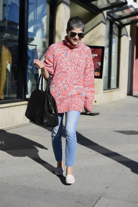 Tout sourire, Selma Blair fait du shopping dans le quartier de Studio City à Los Angeles, le 3 février 2020.