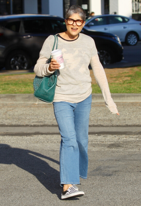 Exclusif - Selma Blair prend un café à emporter après son rendez-vous chez le médecin à Los Angeles le 30 janvier 2020.