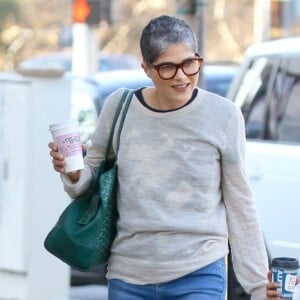 Exclusif - Selma Blair prend un café à emporter après son rendez-vous chez le médecin à Los Angeles le 30 janvier 2020.