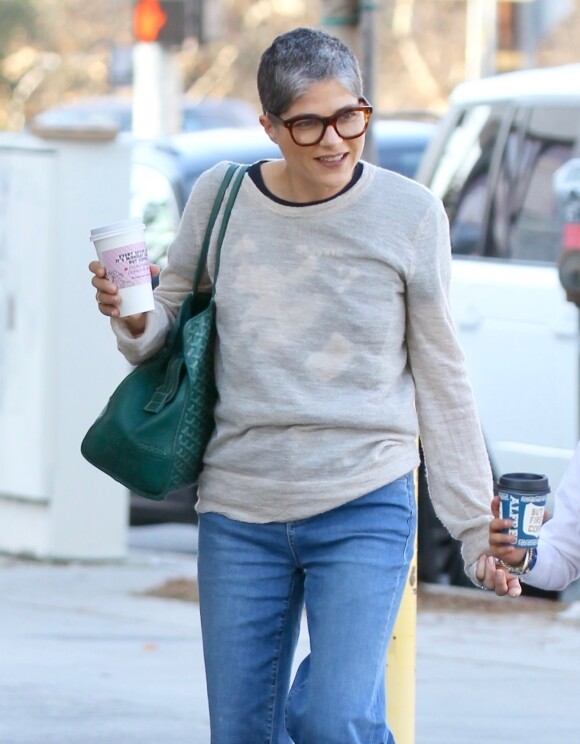 Exclusif - Selma Blair prend un café à emporter après son rendez-vous chez le médecin à Los Angeles le 30 janvier 2020.