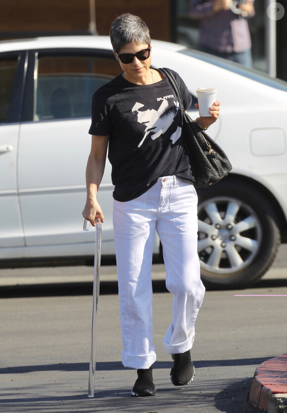Exclusif - Selma Blair dans le quartier de Studio City. Le 13 février 2020.