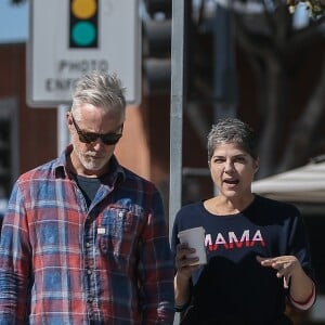 Exclusif - Selma Blair et son compagnon Ron Carlson se promènent à Los Angeles, le 12 février 2020.