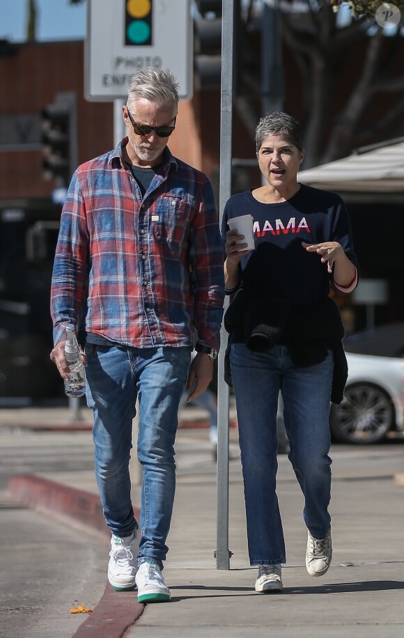 Exclusif - Selma Blair et son compagnon Ron Carlson se promènent à Los Angeles, le 12 février 2020.