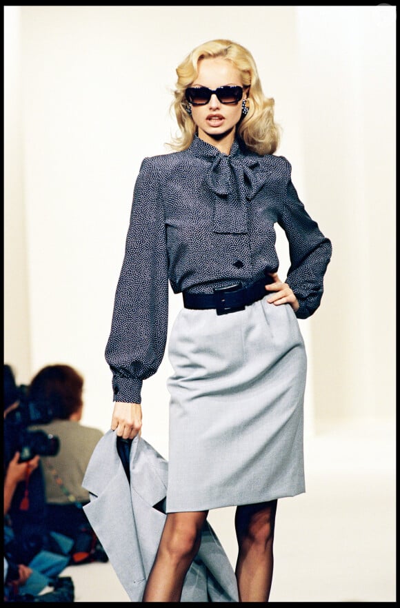 Adriana Karembeu (Adriana Sklenarikova) défile pour Givenchy à Paris, le 17 octobre 1995.