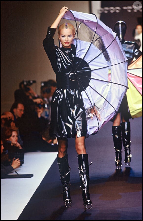 Adriana Karembeu (Adriana Sklenarikova) défile pour Paco Rabanne à Paris, le 21 janvier 1996.