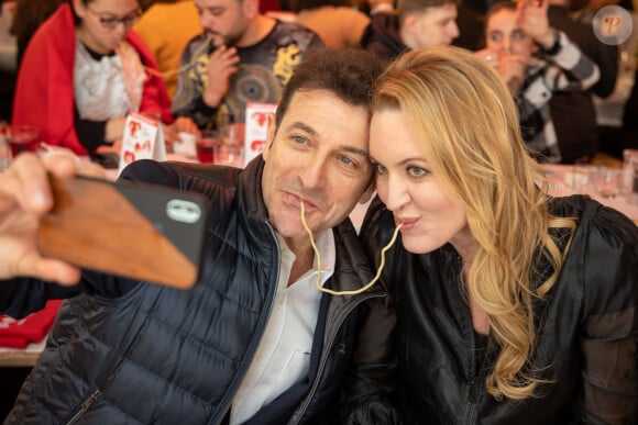 Record du monde du plus grand Italian Kiss, le plus grand nombre de couples mangeant le même spaghetti, au restaurant Vapiano de La Défense, à Paris, le 14 février 2020, pour la Saint-Valentin.