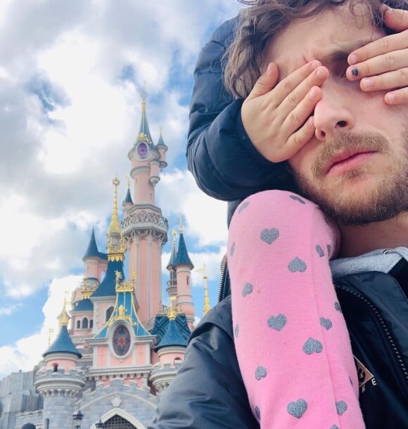 Baptiste Lecaplain, papa gaga sur Instagram, le 19 mars 2019.