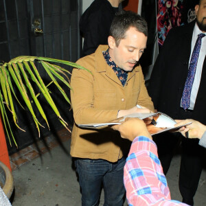 Elijah Wood signe des autographes à ses fans à la sortie de la projection du film "Color Out Of Space" au Vista Theatre à Los Angeles, le 14 janvier 2020.