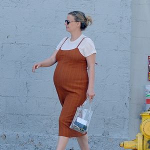 Exclusif - Elijah Wood et sa compagne Mette-Marie Kongsved, enceinte, sont allés faire du shopping chez "Best Buy", un magasin d'ameublement.