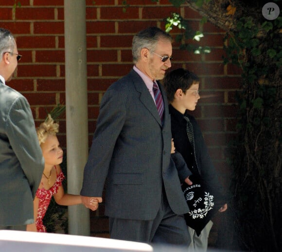 Steven Spielberg et sa fille Mikaela à Beverly Hills à l'âge de 7 ans.