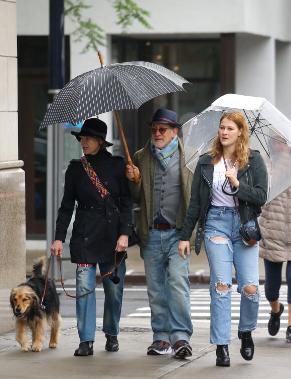 Exclusif - Steven Spielberg avec sa femme Kate Capshaw et leur fille Destry Allyn, promènent leur chien à New York, le 19 mai 2018.