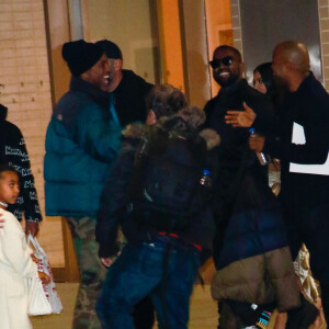 Kanye West à la sortie du Lincoln Center "Outside Licensee" après sa performance "A Kanye West Opera" avec sa femme Kim Kardashian et leurs enfants Saint et North à New York, le 22 décembre 2019