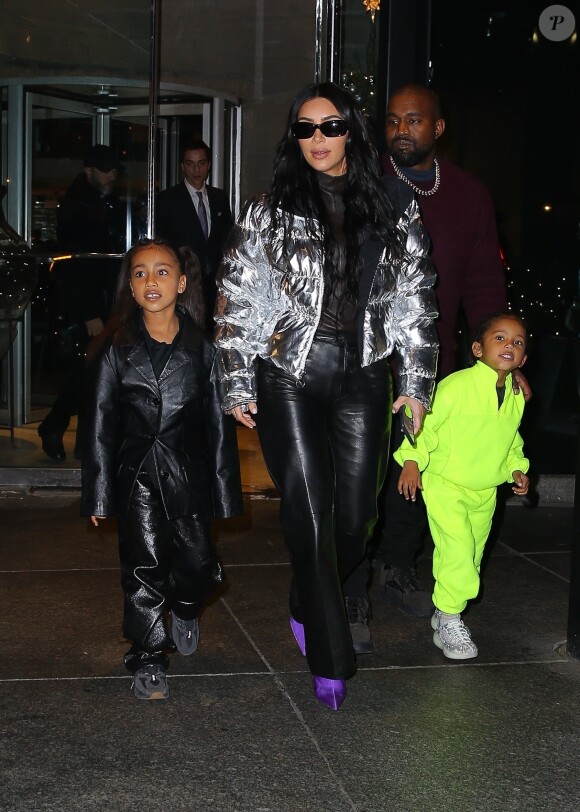 Kim Kardashian, son mari Kanye West et leurs enfants North et Saint - La famille Kardashian West l'hôtel Ritz-Carlton après avoir dîné dans le restaurant Milos à New York, le 21 décembre 2019.