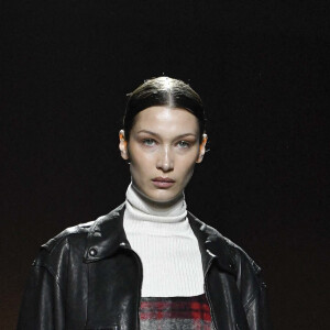 Bella Hadid défile pour Tod's, collection automne-hiver 2020-2021 à Milan. Le 21 février 2020.