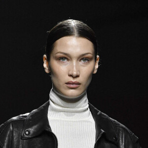 Bella Hadid défile pour Tod's, collection automne-hiver 2020-2021 à Milan. Le 21 février 2020.