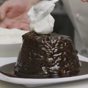 Le dessert préféré de Kate Middleton, le "sticky toffee pudding", réalisé par le chef royal Darren McGrady pour Delish, le 8 janvier 2020.