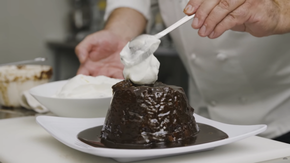 Le dessert préféré de Kate Middleton, le "sticky toffee pudding", réalisé par le chef royal Darren McGrady pour Delish, le 8 janvier 2020.