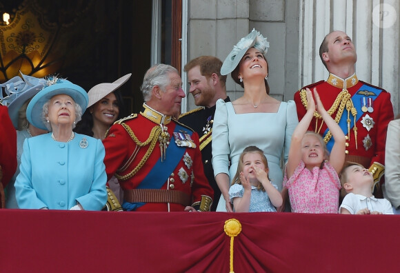 Elizabeth II, le prince Charles, prince de Galles, le prince Harry, duc de Sussex, et Meghan Markle, duchesse de Sussex, le prince William, duc de Cambridge, et Catherine (Kate) Middleton, duchesse de Cambridge, la princesse Charlotte de Cambridge, le prince George de Cambridge - Les membres de la famille royale britannique lors du rassemblement militaire "Trooping the Colour" (le "salut aux couleurs"), à Londres, le 9 juin 2018.