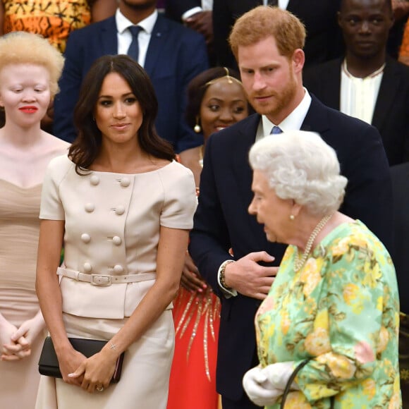 Le prince Harry, duc de Sussex, Meghan Markle, duchesse de Sussex, la reine Elisabeth II d'Angleterre à la cérémonie "Queen's Young Leaders Awards" au palais de Buckingham à Londres le 26 juin 2018.