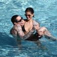 Kaia Gerber et son compagnon Pete Davidson vivent la parfait amour. Le coupe a été vu s'embrassant à de multiples reprises au bord d'une piscine à Miami le 23 Novembre 2019. L