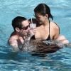Kaia Gerber et son compagnon Pete Davidson vivent la parfait amour. Le coupe a été vu s'embrassant à de multiples reprises au bord d'une piscine à Miami le 23 Novembre 2019.