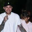 Exclusif - Ariana Grande et le rappeur Mac Miller roucoulent d'amour lors d'une sortie en couple à Los Angeles. Ariana porte une attelle à la cheville gauche et des claquettes en fourrure rose. Le 1er septembre 2016