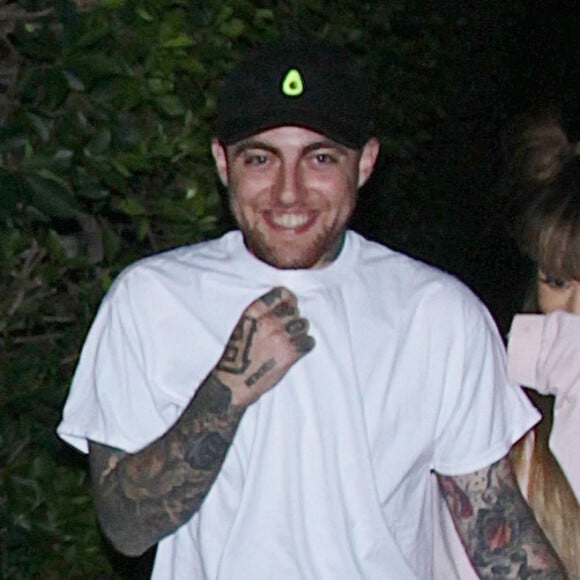 Exclusif - Ariana Grande et le rappeur Mac Miller roucoulent d'amour lors d'une sortie en couple à Los Angeles. Ariana porte une attelle à la cheville gauche et des claquettes en fourrure rose. Le 1er septembre 2016