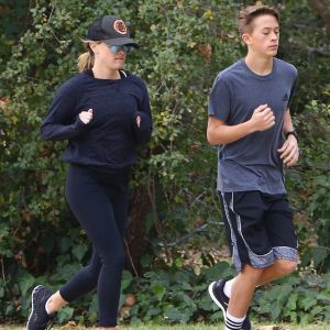 Exclusif - Reese Witherspoon et son fils Deacon Reese Phillippe font un jogging à Santa Monica, Los Angeles, Californie, Etats-Unis, le 19 novembre 2018.