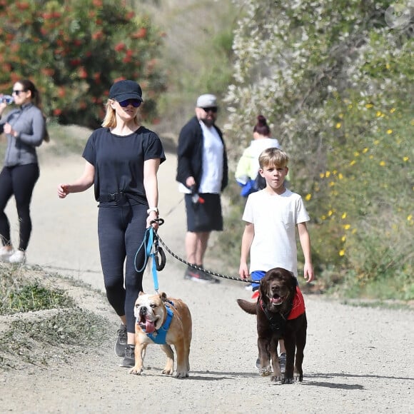 Exclusif - Reese Witherspoon et son fils Tennessee promènent leurs chiens dans le quartier de Brentwood à Los Angeles, le 23 février 2020.