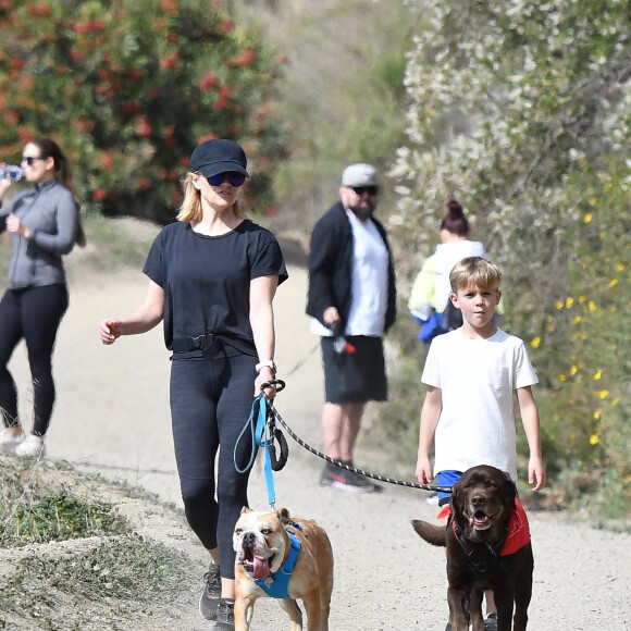 Exclusif - Reese Witherspoon et son fils Tennessee promènent leurs chiens dans le quartier de Brentwood à Los Angeles, le 23 février 2020.
