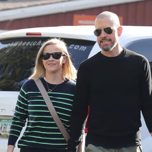 Exclusif - Reese Witherspoon et son mari Jim Toth regagnent leur voiture main dans la main après un déjeuner au Country Mart de Brentwood, Los Angeles, le 4 janvier 2020.