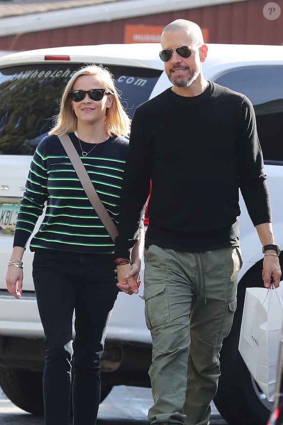 Exclusif - Reese Witherspoon et son mari Jim Toth regagnent leur voiture main dans la main après un déjeuner au Country Mart de Brentwood, Los Angeles, le 4 janvier 2020.