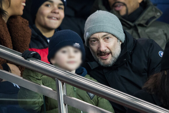 Vincent Desagnat et sa fille Louna dans les tribunes du Parc des Princes lors du match de Coupe de France "PSG - Strasbourg (2-0)" à Paris, le 23 janvier 2019.