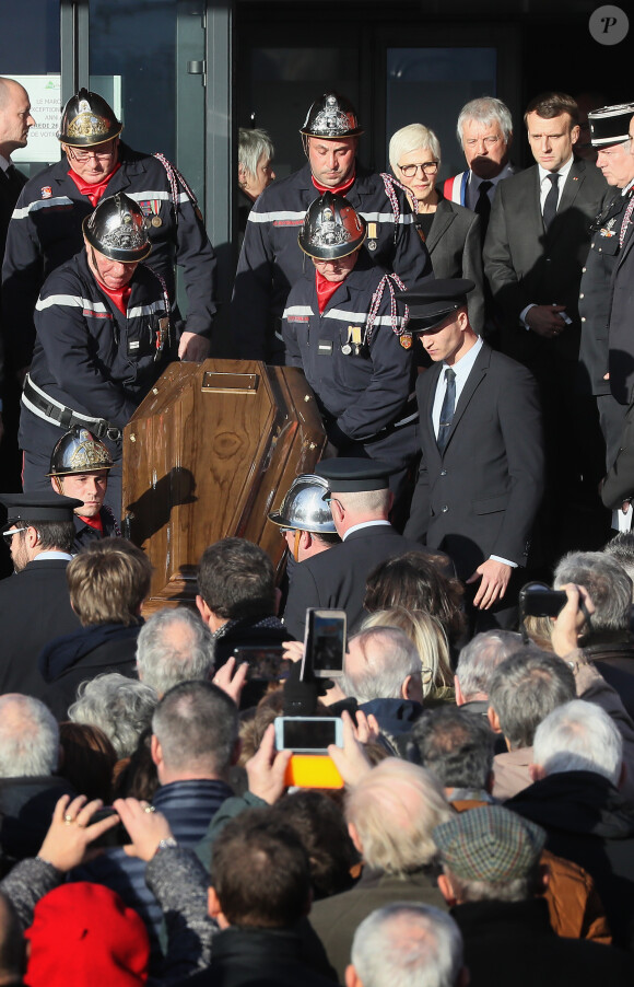 Danièle Charasse, la veuve de Michel Charasse, Bernard Vignaud, le maire de Puy-Guillaume, Le président Emmanuel Macron lors des obsèques de Michel Charasse en présence du Président de la République à Puy-Guillaume dans le Puy-de-Dôme le 26 février 2020. © Patrick Bernard / Bestimage