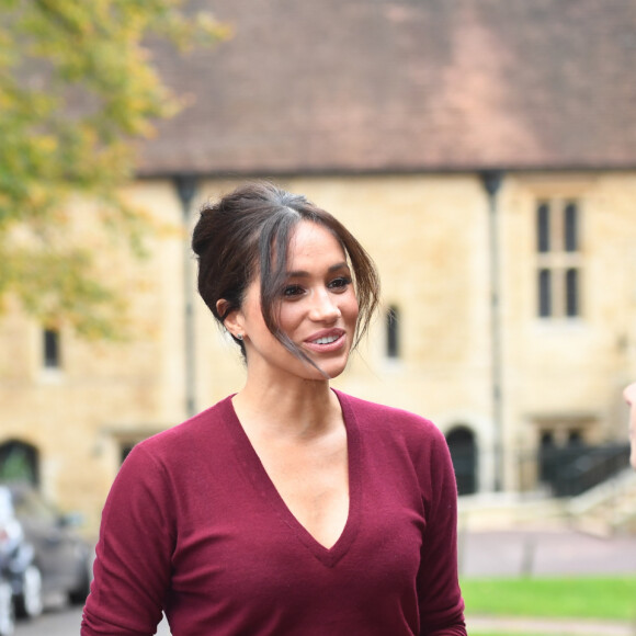 Le prince Harry, duc de Sussex, et Meghan Markle, duchesse de Sussex, arrivent pour une réunion sur l'égalité des genres avec les membres du Queen's Commonwealth Trust (dont elle est vice-présidente) et du sommet One Young World au château de Windsor, le 25 octobre 2019.