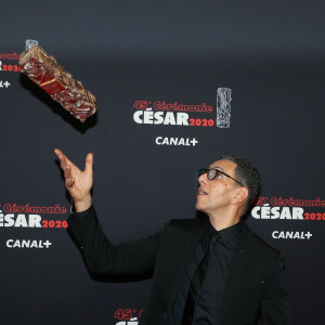 Roschdy Zem (César du meilleur acteur pour le rôle de Yacoub Daoud dans "Roubaix, une lumière") lors de la 45ème cérémonie des César à la salle Pleyel à Paris le 28 février 2020 © Dominique Jacovides / Olivier Borde / Bestimage