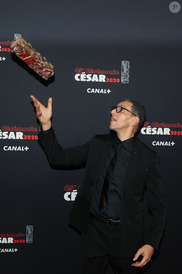 Roschdy Zem (César du meilleur acteur pour le rôle de Yacoub Daoud dans "Roubaix, une lumière") lors de la 45ème cérémonie des César à la salle Pleyel à Paris le 28 février 2020 © Dominique Jacovides / Olivier Borde / Bestimage