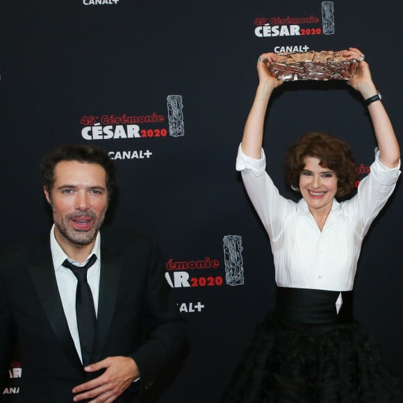 Nicolas Bedos (César du meilleur scénario original pour "La Belle Époque") et Fanny Ardant (César de la meilleure actrice dans un second rôle pour le rôle de Marianne dans "La Belle Époque") - Pressroom (press room) de la 45ème cérémonie des César à la salle Pleyel à Paris le 28 février 2020 © Dominique Jacovides / Olivier Borde / Bestimage