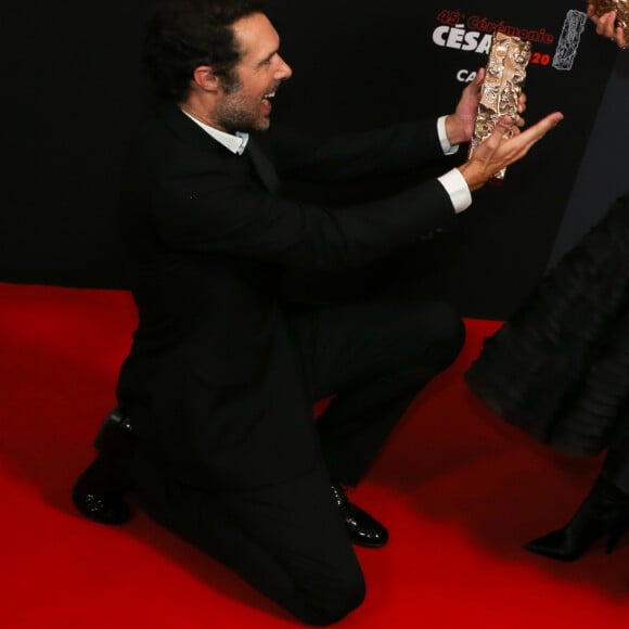 Nicolas Bedos (César du meilleur scénario original pour "La Belle Époque") et Fanny Ardant (César de la meilleure actrice dans un second rôle pour le rôle de Marianne dans "La Belle Époque") - Pressroom (press room) de la 45ème cérémonie des César à la salle Pleyel à Paris le 28 février 2020 © Dominique Jacovides / Olivier Borde / Bestimage