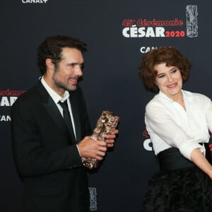 Nicolas Bedos (César du meilleur scénario original pour "La Belle Époque") et Fanny Ardant (César de la meilleure actrice dans un second rôle pour le rôle de Marianne dans "La Belle Époque") - Pressroom (press room) de la 45ème cérémonie des César à la salle Pleyel à Paris le 28 février 2020 © Dominique Jacovides / Olivier Borde / Bestimage