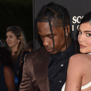 Travis Scott avec sa compagne Kylie Jenner à la première du prochain documentaire de Netflix Look Mom I Can Fly au Barker Hangar dans le quartier de Santa Monica à Los Angeles. Ce nouveau documentaire sera disponible à partir du 28 août sur Netflix.