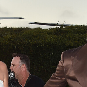 Travis Scott avec sa compagne Kylie Jenner à la première du prochain documentaire de Netflix Look Mom I Can Fly au Barker Hangar dans le quartier de Santa Monica à Los Angeles. Ce nouveau documentaire sera disponible à partir du 28 août sur Netflix. On y découvre des images inédites de T. Scott à ses débuts, jusqu'à son ascension aujourd'hui. Look Mom I Can Fly place les spectateurs au premier rang de la vie du rappeur, en s'intéressant à la sortie et aux répercussions d'Astroworld, son dernier album nommé aux Grammys. Le 27 août 2019