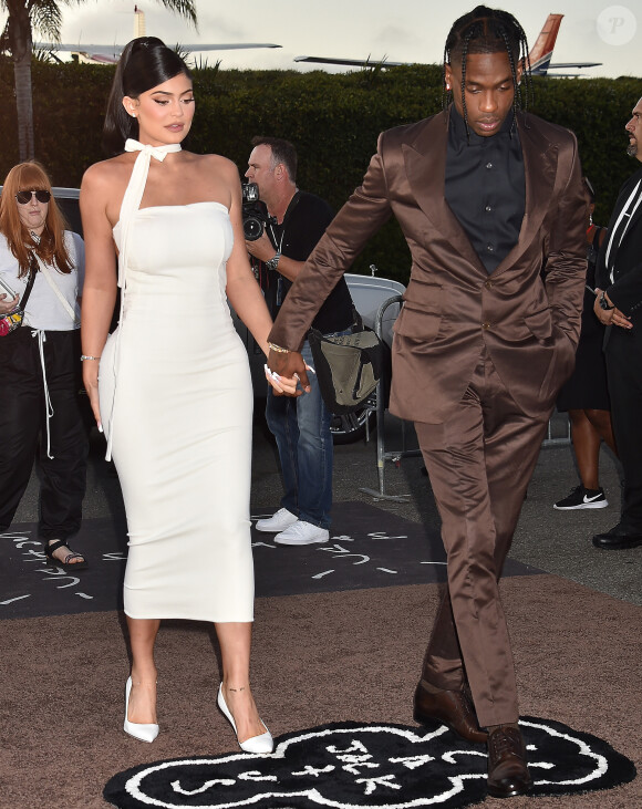 Travis Scott avec sa compagne Kylie Jenner à la première du prochain documentaire de Netflix Look Mom I Can Fly au Barker Hangar dans le quartier de Santa Monica à Los Angeles. Ce nouveau documentaire sera disponible à partir du 28 août sur Netflix. On y découvre des images inédites de T. Scott à ses débuts, jusqu'à son ascension aujourd'hui. Look Mom I Can Fly place les spectateurs au premier rang de la vie du rappeur, en s'intéressant à la sortie et aux répercussions d'Astroworld, son dernier album nommé aux Grammys. Le 27 août 2019
