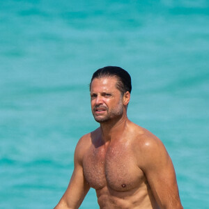 David Charvet et sa petite amie Oksana Rykova profitent d'un après-midi ensoleillé sur la plage de Miami. Le 26 février 2020.