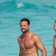 David Charvet et sa petite amie Oksana Rykova profitent d'un après-midi ensoleillé sur la plage de Miami. Le 26 février 2020.