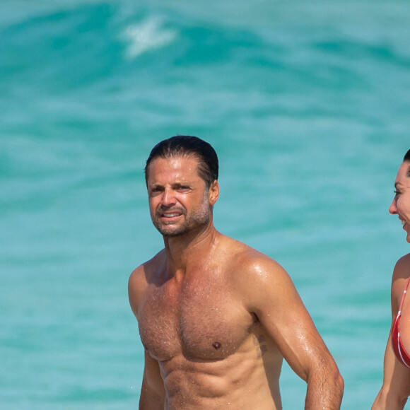 David Charvet et sa petite amie Oksana Rykova profitent d'un après-midi ensoleillé sur la plage de Miami. Le 26 février 2020.