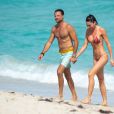 David Charvet et sa petite amie Oksana Rykova profitent d'un après-midi ensoleillé sur la plage de Miami. Le 26 février 2020.