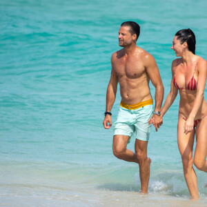 David Charvet et sa petite amie Oksana Rykova profitent d'un après-midi ensoleillé sur la plage de Miami. Le 26 février 2020.