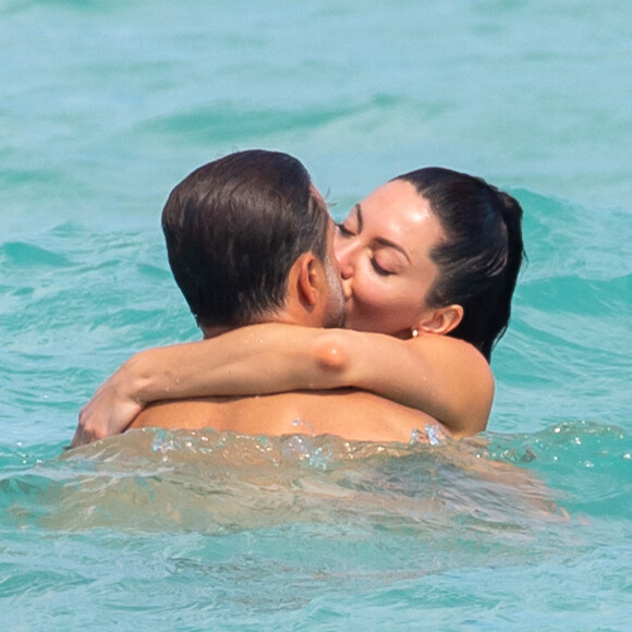 David Charvet et sa petite amie Oksana Rykova profitent d'un après-midi ensoleillé sur la plage de Miami. Le 26 février 2020.